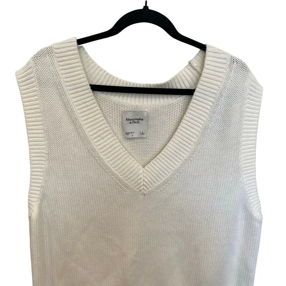 Abercrombie & Fitch Cropped Knit V Neck Sweater Vest In White | Preppy - Picture 6 of 11